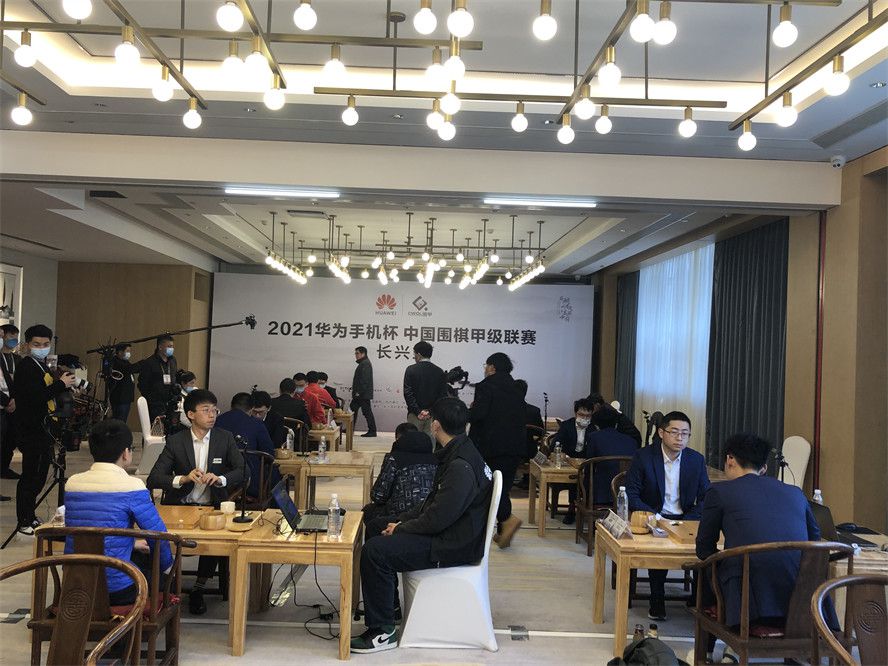 罗马诺表示：“了解到切尔西和曼城都联系了河床，希望获知埃切维里的情况。